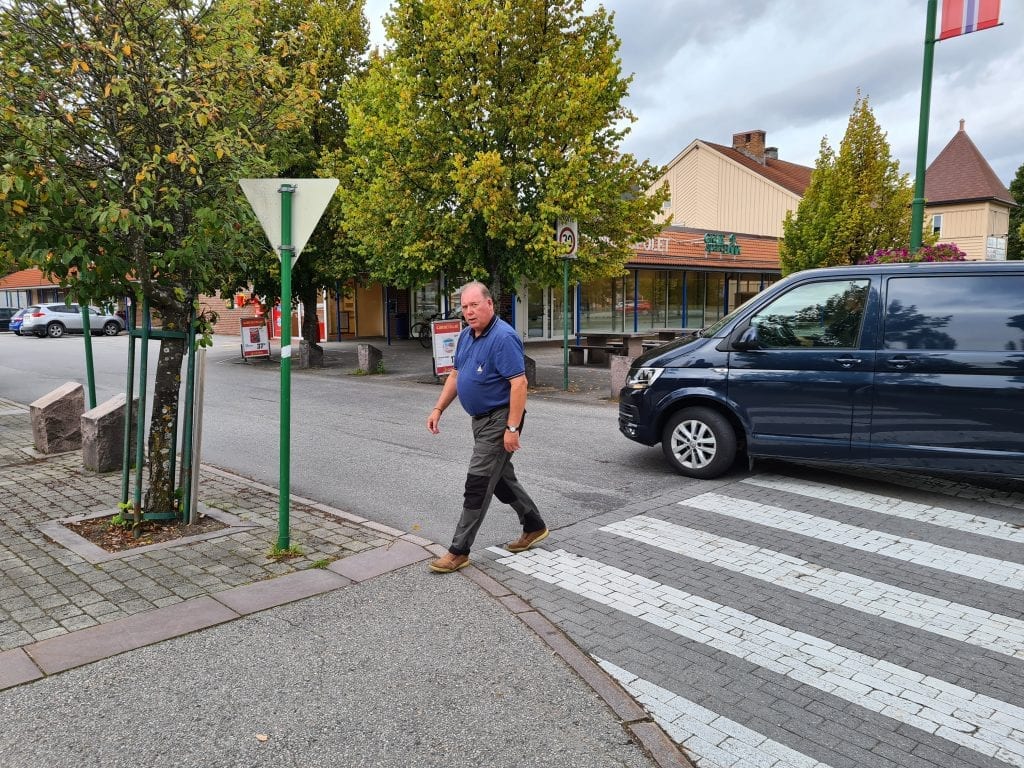 VIL STOPPE UTKJØRING: Trafikksikkerhetsutvalget i Åsnes vil lage enveiskjørt gate ved Extra. Per Erik Engen ønsker med det at biler som skal ut igjen i Kaffegata må kjøre om stormarkedet eller Europris.