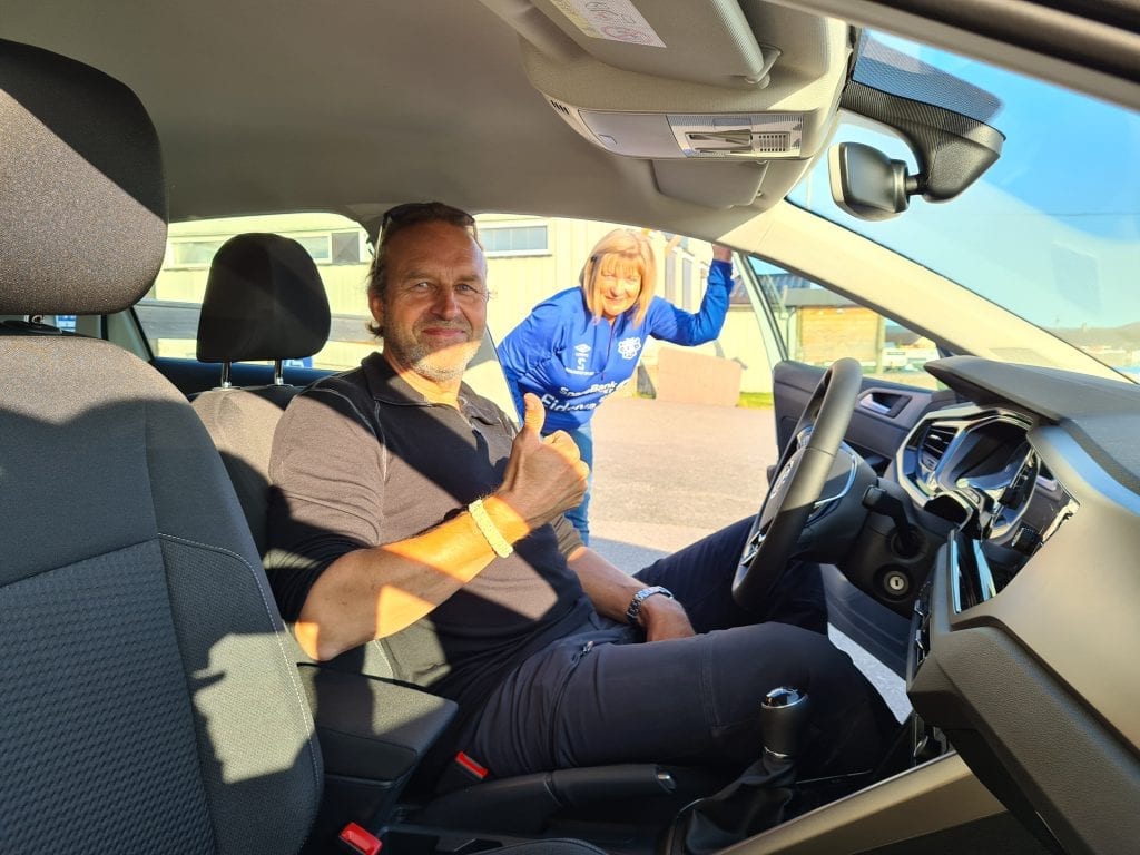 VANT BILEN: Jørn Amundsen (61) gjorde hoffer av seg i fjor, og kjøpte vinnerloddet i Flisa Allianseidrettslags billotteri i år. Bak står Anita Kalfoss, som også solgte Jørn vinnerloddet fredag.