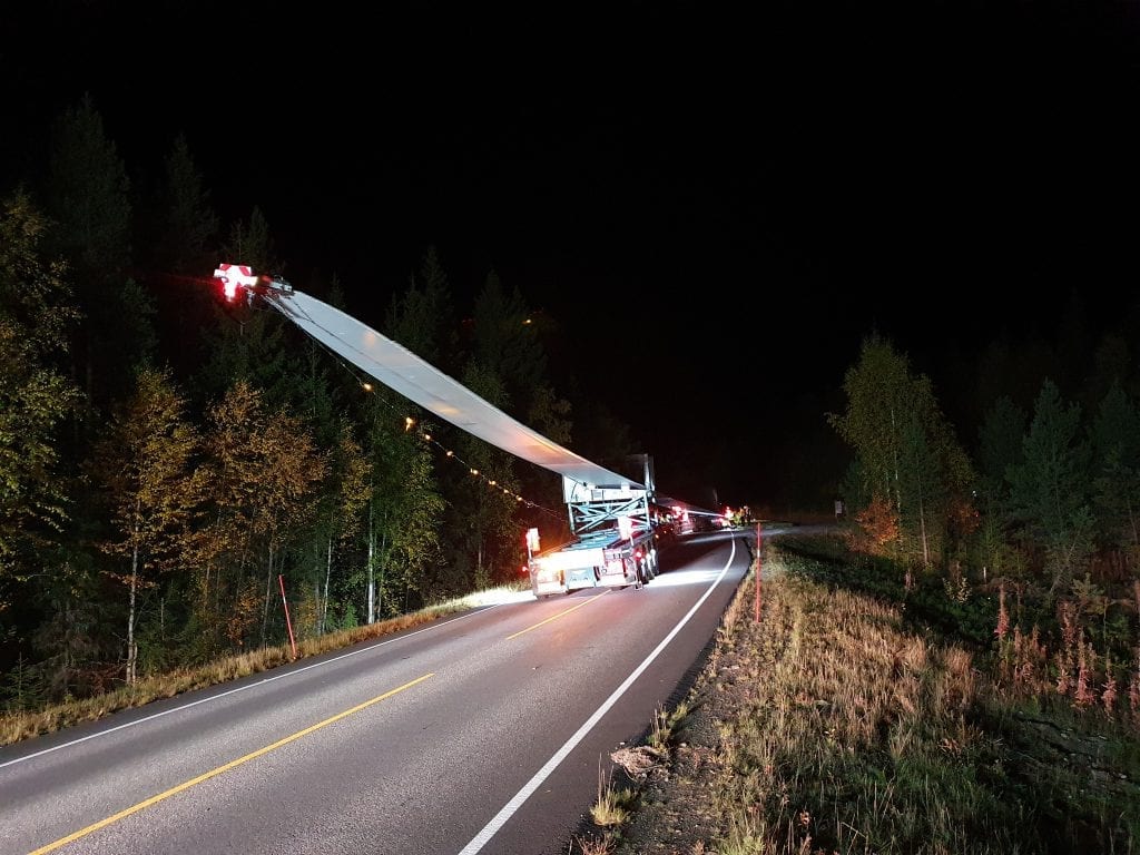 ALT I ORDEN: Denne gangen hadde ikke Statens Vegvesen noe å bemerke i kontrollen av vindmølletransporten. Foto: Statens Vegvesen.