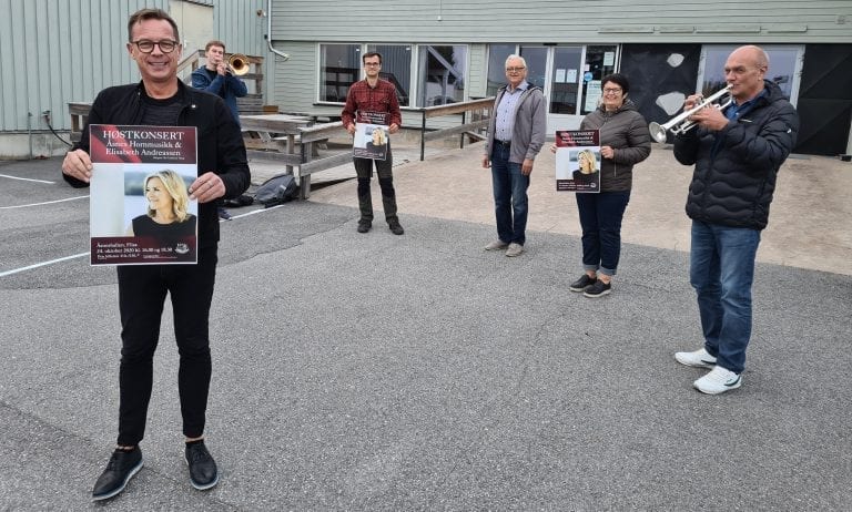 KLARE FOR KONSERTER: Det blir to høstkonserter i Åsneshallen i regi av Åsnes Hornmusikk i år. Elisabeth Andreassen er gjesteartist. Fra venstre dirigent Ola Fredheim Haug, Sander Klundsæter, Simon Andersson Støa, Odd Toverud, Brit Torill Flisvang og Trond Gårder.