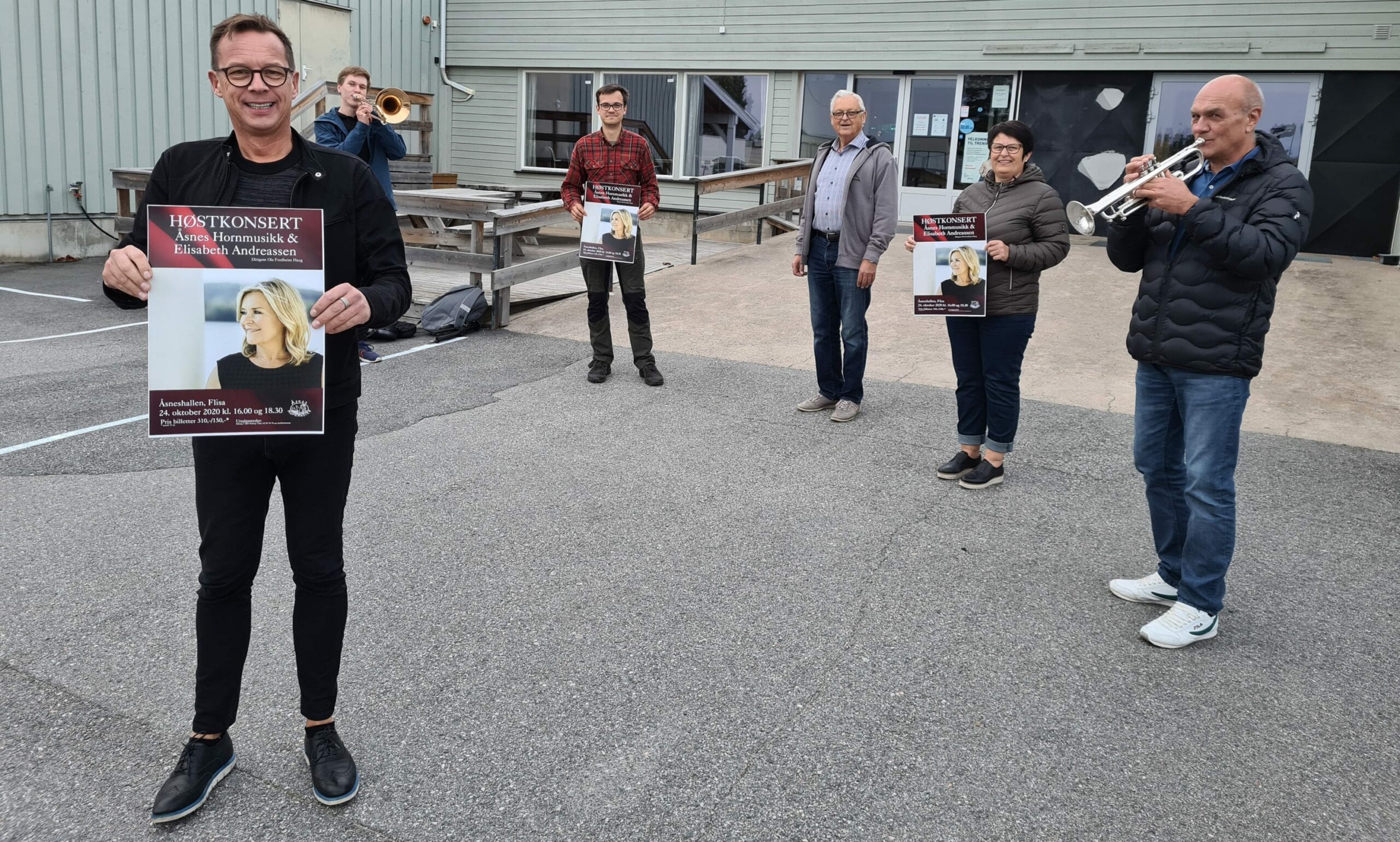 KLARE FOR KONSERTER: Det blir to høstkonserter i Åsneshallen i regi av Åsnes Hornmusikk i år. Elisabeth Andreassen er gjesteartist. Fra venstre dirigent Ola Fredheim Haug, Sander Klundsæter, Simon Andersson Støa, Odd Toverud, Brit Torill Flisvang og Trond Gårder.