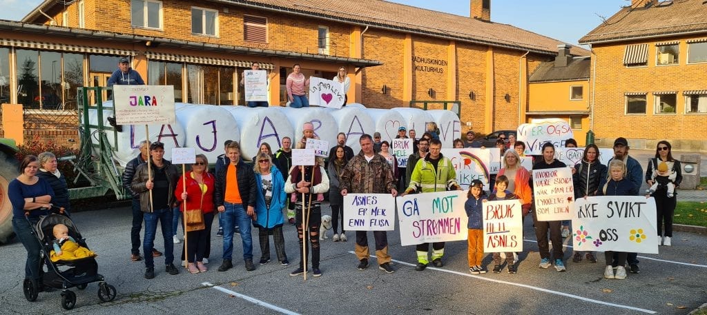 MØTTE POLITIKERNE: Støttespillere ved Jara skole møtte politikere som kom til mandagens kommunestyremøte i Åsnes. De har ett budskap: La Jara skole bestå.