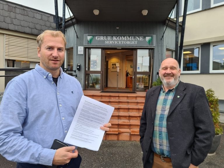 BRA FOR NÆRINGSLIVET: Endelig får Grue sitt eget næringsfond igjen. Næringssjef Haakon Gjems (til venstre) håper på mange gode søknader med det første. Ordfører Rune Grenberg tror fondet kan hjelpe næringslivet med å få hjulene skikkelig i gang igjen etter krisen.
