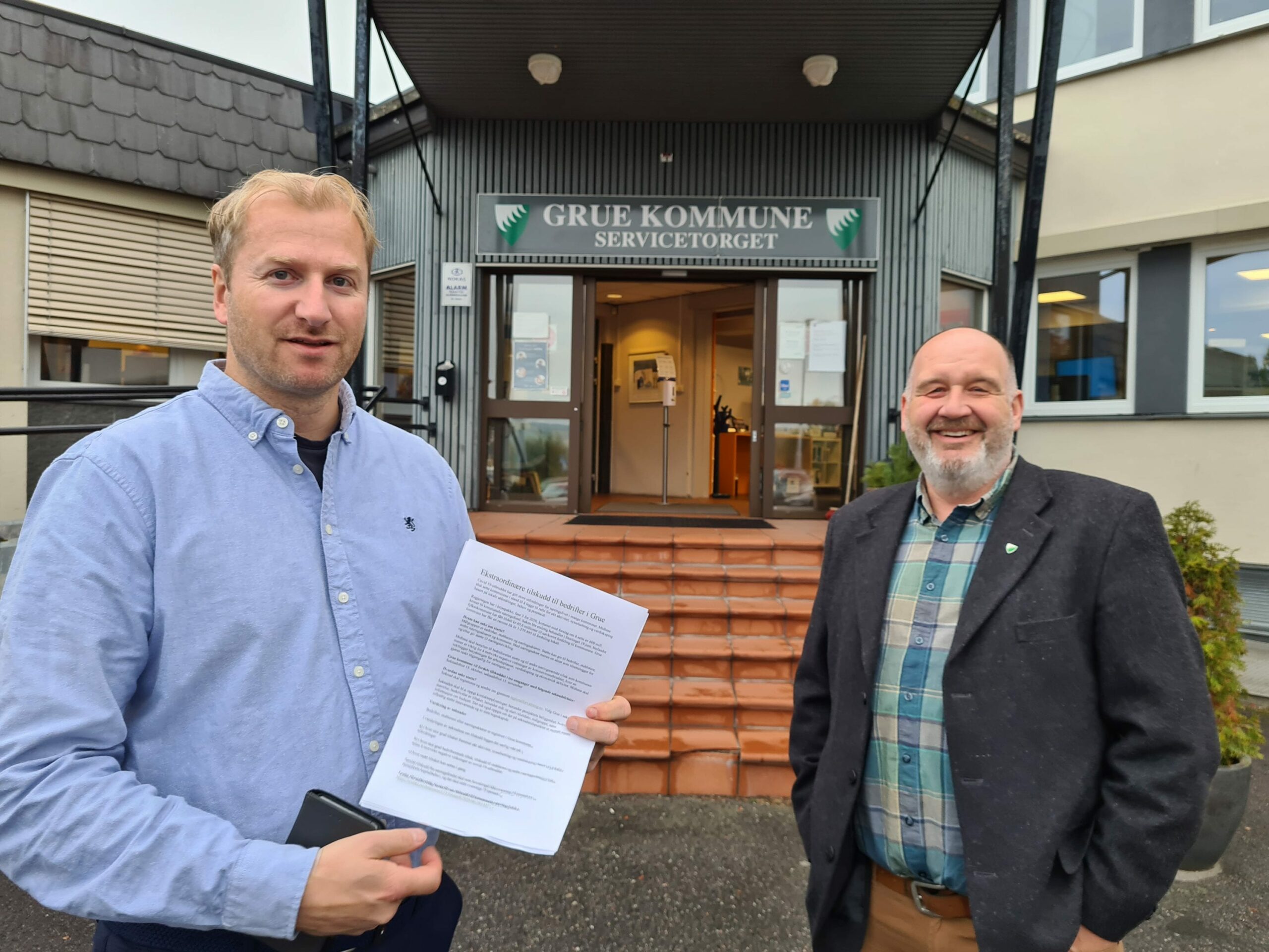 BRA FOR NÆRINGSLIVET: Endelig får Grue sitt eget næringsfond igjen. Næringssjef Haakon Gjems (til venstre) håper på mange gode søknader med det første. Ordfører Rune Grenberg tror fondet kan hjelpe næringslivet med å få hjulene skikkelig i gang igjen etter krisen.