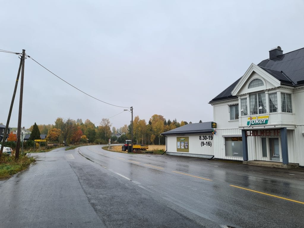 FØRST UT: De nye LED-armaturene kommer først på plass i svingen mellom Joker og idrettsplassen. Hele strekket med nytt gatelys skal stå ferdig i løpet av oktober.