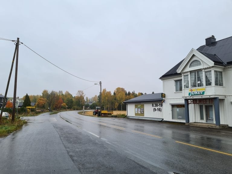 FØRST UT: De nye LED-armaturene kommer først på plass i svingen mellom Joker og idrettsplassen. Hele strekket med nytt gatelys skal stå ferdig i løpet av oktober.
