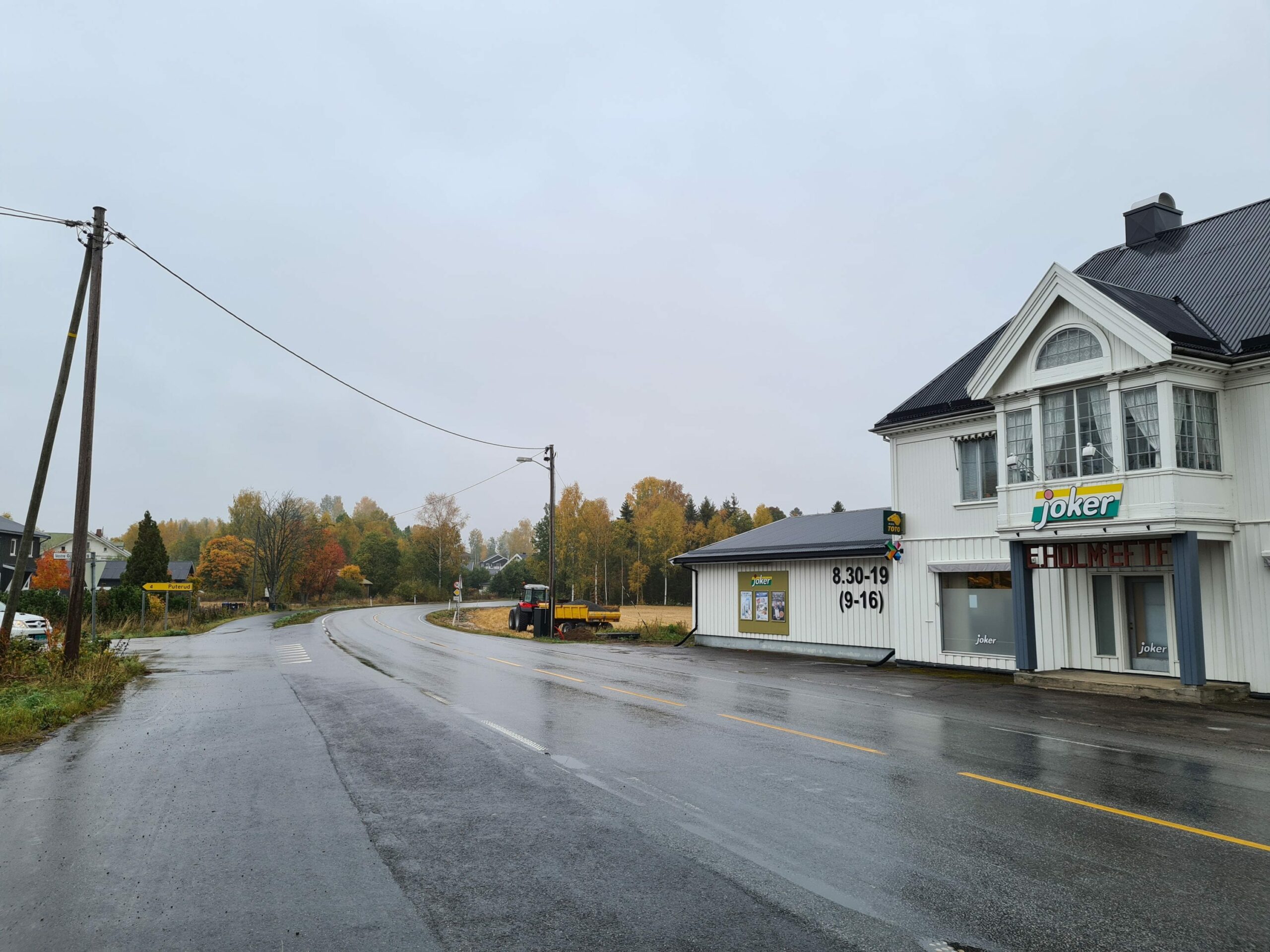 FØRST UT: De nye LED-armaturene kommer først på plass i svingen mellom Joker og idrettsplassen. Hele strekket med nytt gatelys skal stå ferdig i løpet av oktober.