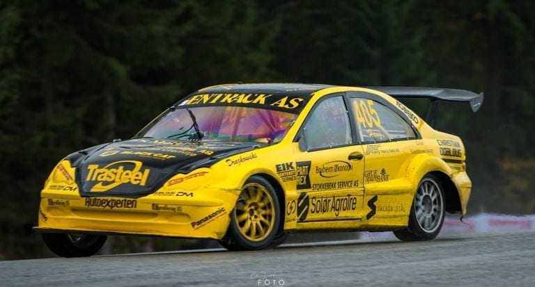 TIL TOPPS: Herbjørn Haug vant NM-gull og NM-sølv i to grener på samme dag. Her ser vi Haugs Mercedes i farta opp VIP-vegen Lysgårdsbakken. Foto: OJH Foto.