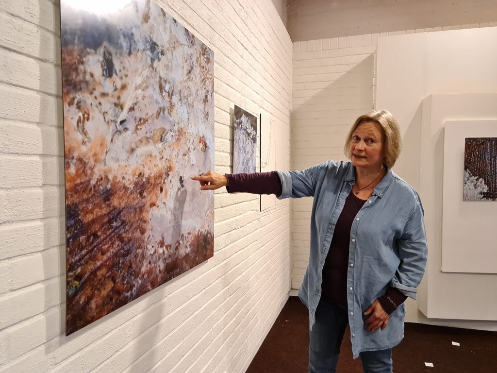 STILLER UT: I andre etasje hos Norsk Skogmuseum i Elverum finner du nå utstillingen «Stubber» av Inger Brita Lange Ørmen fra Grue Finnskog. Foto: Leif Tore Surén.