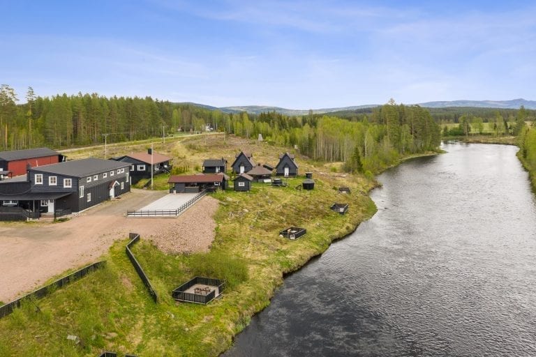 SKAL SELGES: Skogen på Åsnes Finnskog er lagt ut for salg. Eiendommen inneholder mange bygninger, og har en prislapp på 11,5 millioner kroner. Foto: DNB Eiendom.