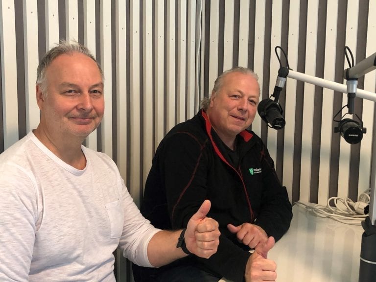 SLIPPES FREDAG: Picazzo slipper to låter med sin nye vokalist Kim Lien fredag. Her er Per Morten Bråten (til venstre) og Glenn Bates på besøk i studio hos Radio Kongsvinger.