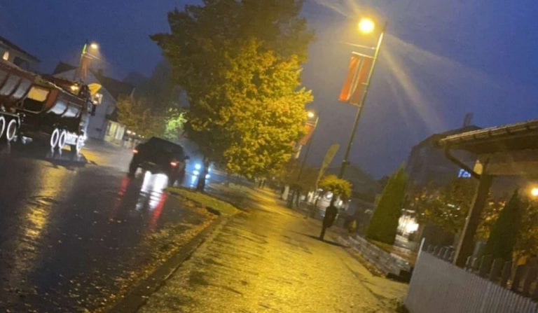 LYS I LAMPEN: Gatelyset er tilbake i Kaffegata etter flere uker med teknisk feil. Foto: Privat.