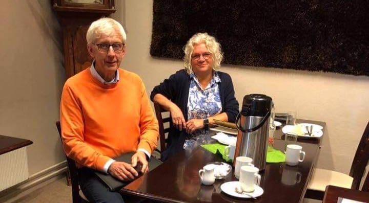 BLE EN SUKSESS: Ordfører Ola Cato Lie og varaordfører May-Liss Sæterdalen var fornøyde med oppmøtet på den første innbyggerdialogen i Våler. 20. oktober blir det ny innbyggerdialog på Våler Folkebibliotek. Foto: Privat.