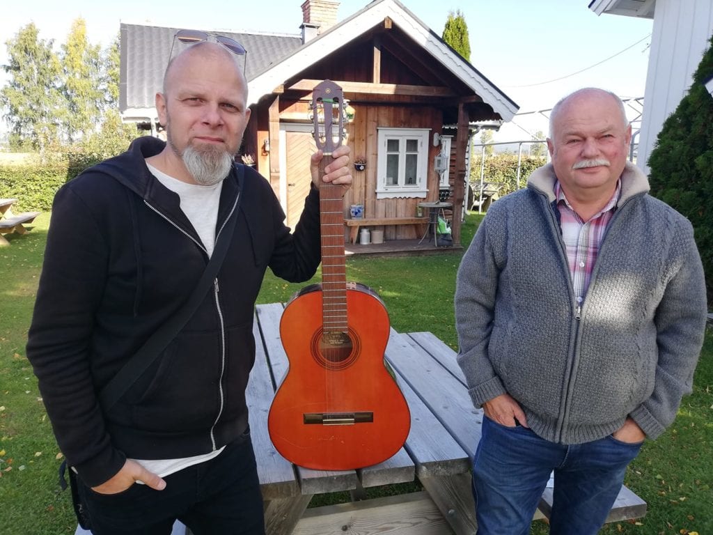 VIN OG SANG: Kjetil Foseid (til venstre) står for visene mens Trond Midtsundstad deler av sin vinkompetanse etter 40 år i Vinmonopolet. Det er 40 til 45 plasser på Strandsjø lørdag.