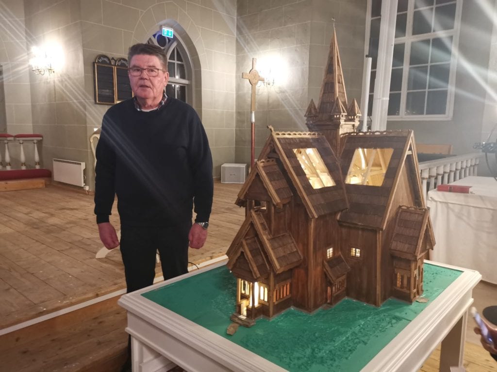 SLIK SÅ DEN UT: Ole Reidar Mellem har bygget en modell av gamle Grue kirke slik den så ut før kirkebrannen i 1822. Kirken var en stavkirke fra 1200-tallet. Modellen har han gitt til Grue menighet.