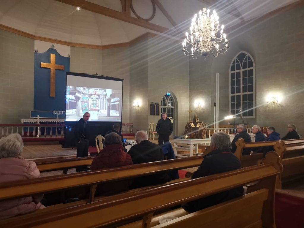 JOBBER MED BOK: I forbindelse med 200-årsjubileet for kirkebrannen i Grue jobbes det med en bokutgivelse. Magne Ivar Mellem har tilegnet seg stor kunnskap om den gamle kirken, og fortalte villig til de oppmøtte onsdag kveld.
