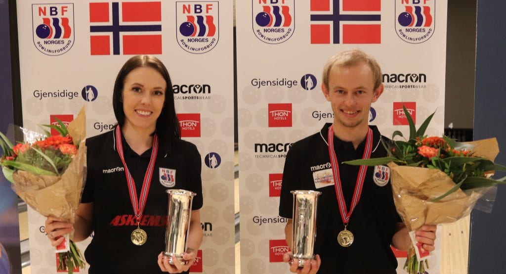 HELGENS VINNERE: NM-vinnerne med Kongepokaler, Jeanett Haavelmoen Johansen og Alexander Beck. Foto: Norges Bowlingforbund.
