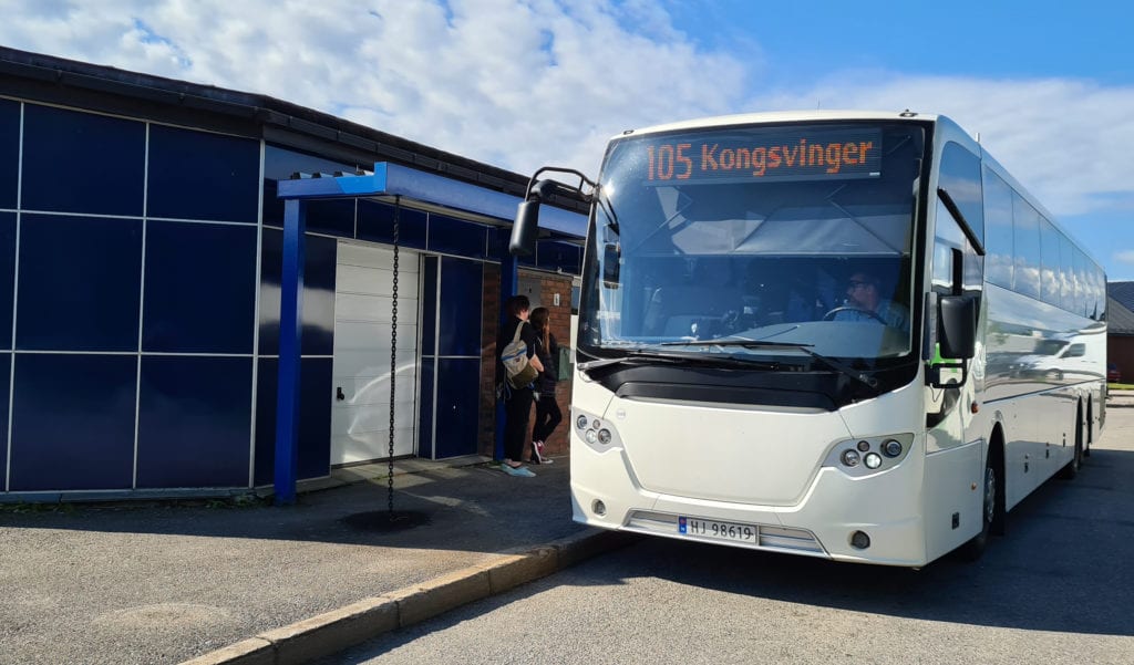 BRUK BAKDØRA: Innlandstrafikk har nå stengt fremdøra på blant annet bussrute 105 fra Kongsvinger til Hamar via Solør. Smittesitasjonen rundt Mjøsa er årsaken.