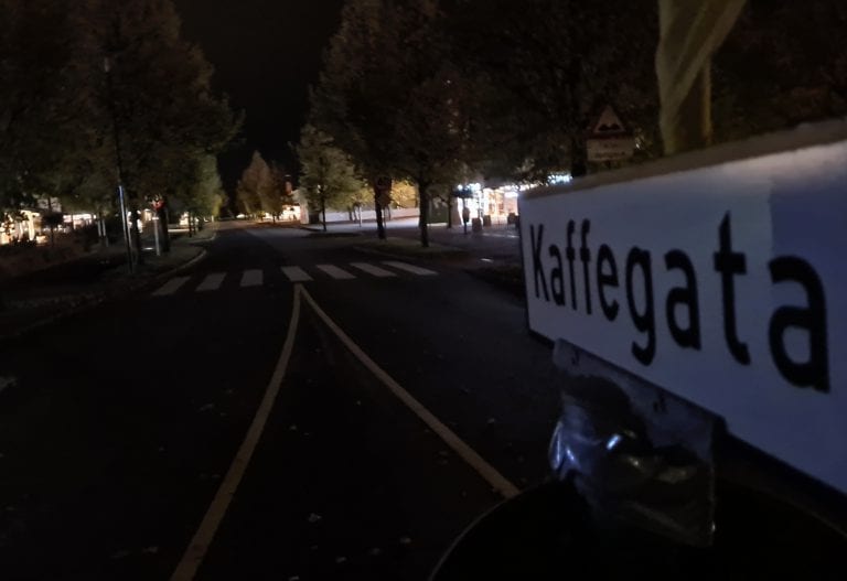 ROLIG NÅ, IKKE I HELGA: Også denne helga har politiet bøtelagt flere bilførere for høy musikk og burning på Flisa. For to helger siden stoppet de også to bilførere i beruset tilstand. Nå er det langt roligere i Kaffegata. (Illustrasjonsfoto).