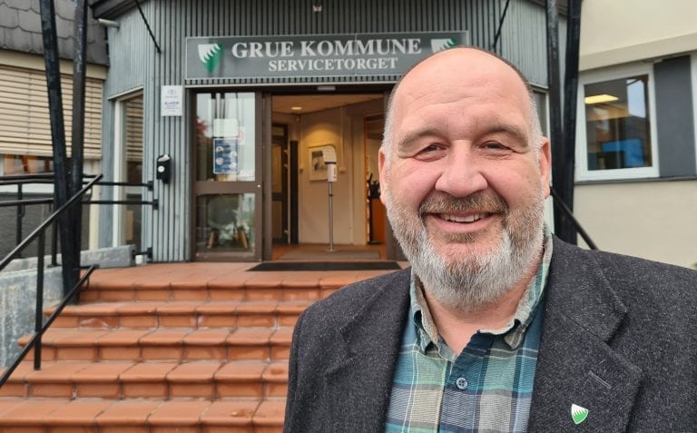 TAR UTFORDRINGEN: Ordfører i Grue, Rune Grenberg, tar utfordringen fra Venstre i Våler og Åsnes. Nå skal de konkurrere om hvilken Solør-kommune som får opprettet flest digitale bøsser, og hvem som samler inn mest.