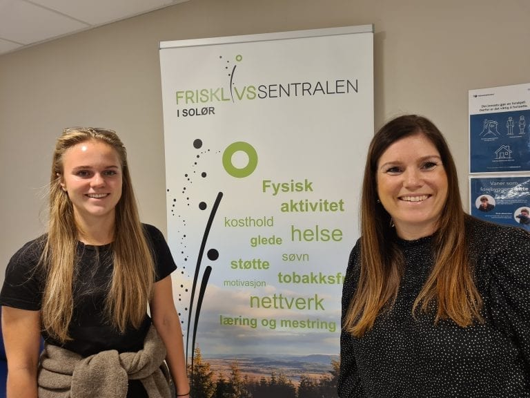 HJELPER GJERNE: Maria Reksen (til venster) og Kine Gjerdrum ved Frisklivssentralen i Solør hjelper gjerne solunger i gang med røykeslutt. I oktober har Helsedirektoratet en nasjonal kampanje.