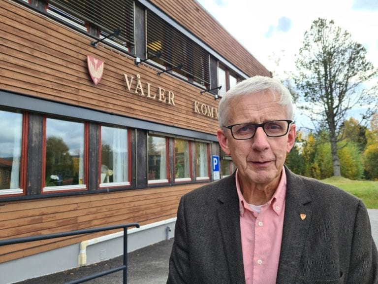 STENGER SKOLENE: I Våler vil både barneskole og ungdomsskole holde stengt mandag. Ordfører Ola Cato Lie roser jobben som gjøres fra koronasenteret på Haslemoen.