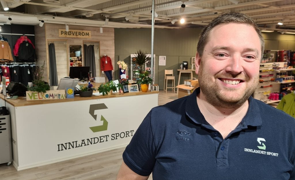ROSER KOMMUNEN: Innlandet Sport har fått 164.000 kroner i støtte fra Åsnes nærings- og utviklingsfond. – Helt enestående og fantastisk at kommunen har en slik ordning, sier butikksjef Jonas Gottenborg Larsen.