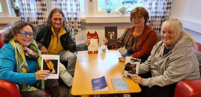 BYR PÅ LITTERATUR: Forfatterne står for litteraturen, mens Nabo'n står for osten 22. oktober. Fra venstre Solvår Ramsberg, Oddvar Karvainen Øieren, Yngvill Knutson og Turid Evang.