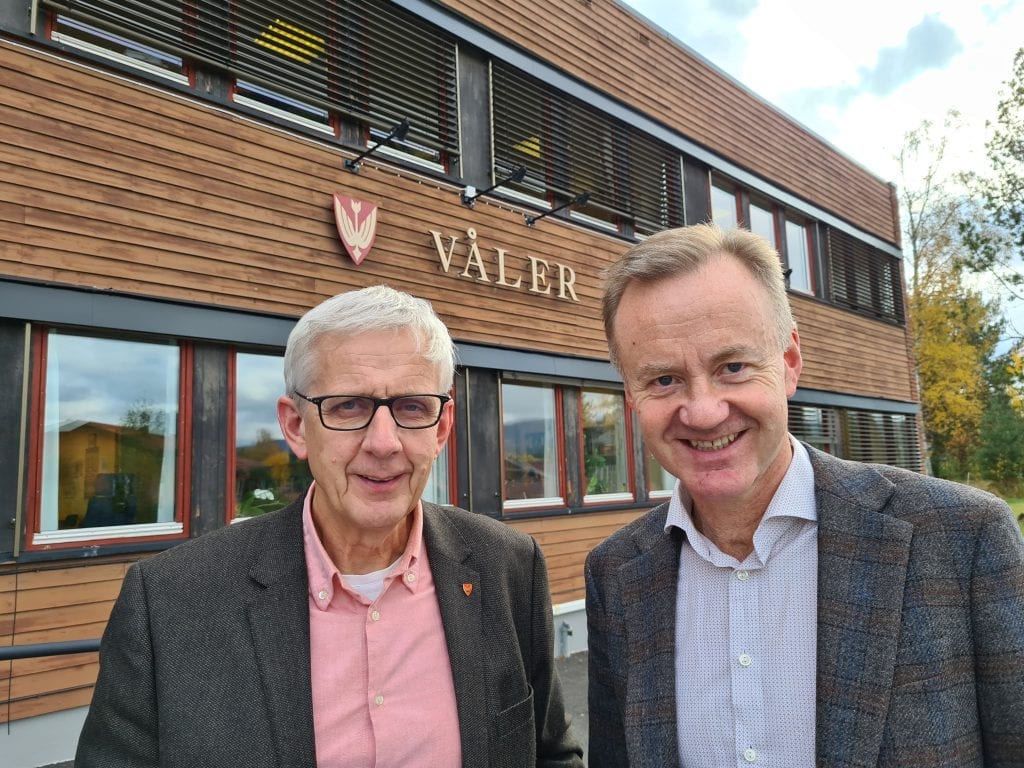 HÅPER MANGE SØKER: Over 1,1 millioner kroner har Våler kommune fått til et ekstraordinært næringsfond fra det offentlige. Ordfører Ola Cato Lie (til venstre) og næringssjef Arild Lande håper lokalt næringsliv kjenner sin besøkelsestid og søker på pengene.