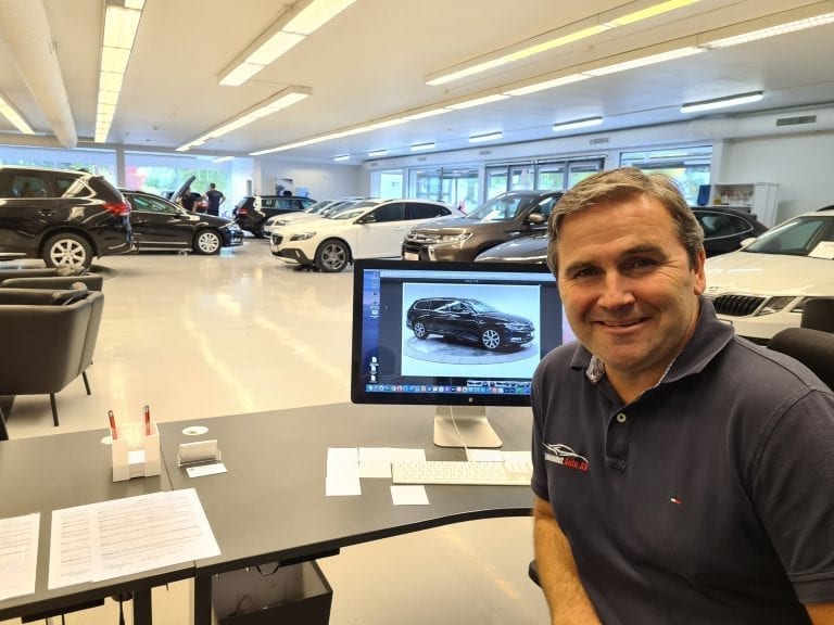 BILENE RULLER UT: Etter bråstoppen i mars er salget i gang igjen for fult hos Innlandet Auto AS i Våler. Henning Nyberg håper å selge 400 bruktbiler i år. 300 er allerede solgt.
