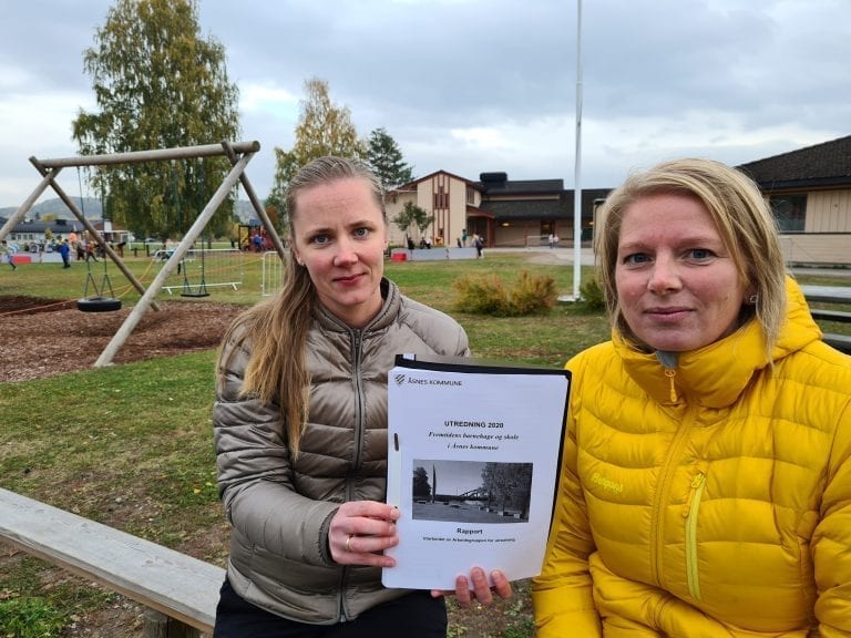 BER POLITIKERNE TØRRE Å TA VALGET: Leder i FAU ved Flisa Skole Tiril Krogh Bestum (til venstre) og Gunvor Husberg Aaslie ønsker én storskole for Åsnes lokalisert på Flisa. Nå ber de politikerne tenke fremtidsrettet rundt skolestrukturen i Åsnes, og ber de tørre å ta et valg 26. oktober.