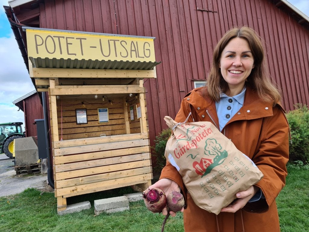 BRA TRAFIKK ALLEREDE: Hanne Bjugstad og Nikolai Omsted har satt opp to selvbetjeningsboder med poteter og rødbeter i Grue. Allerede har de måttet fylle på med nye varer.