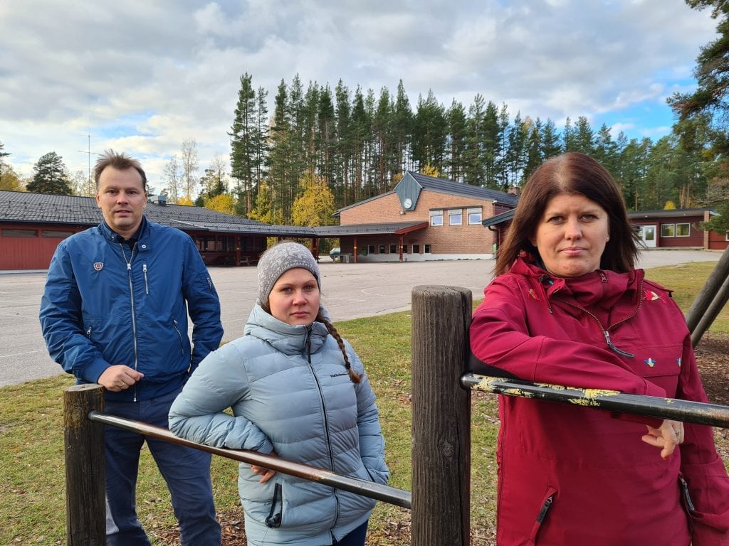 TIL KAMP FOR GRENDESKOLEN: Foresatte ved Sønsterud skole liker dårlig planene om en storskole på Flisa til fordel for grendeskolene. Nå er de klare for å mobilisere for å overbevise politikerne om at grendeskolene må bestå. Fra venstre Kjetil Økland, Jeanett Krogeide og Heidi Kornstad.