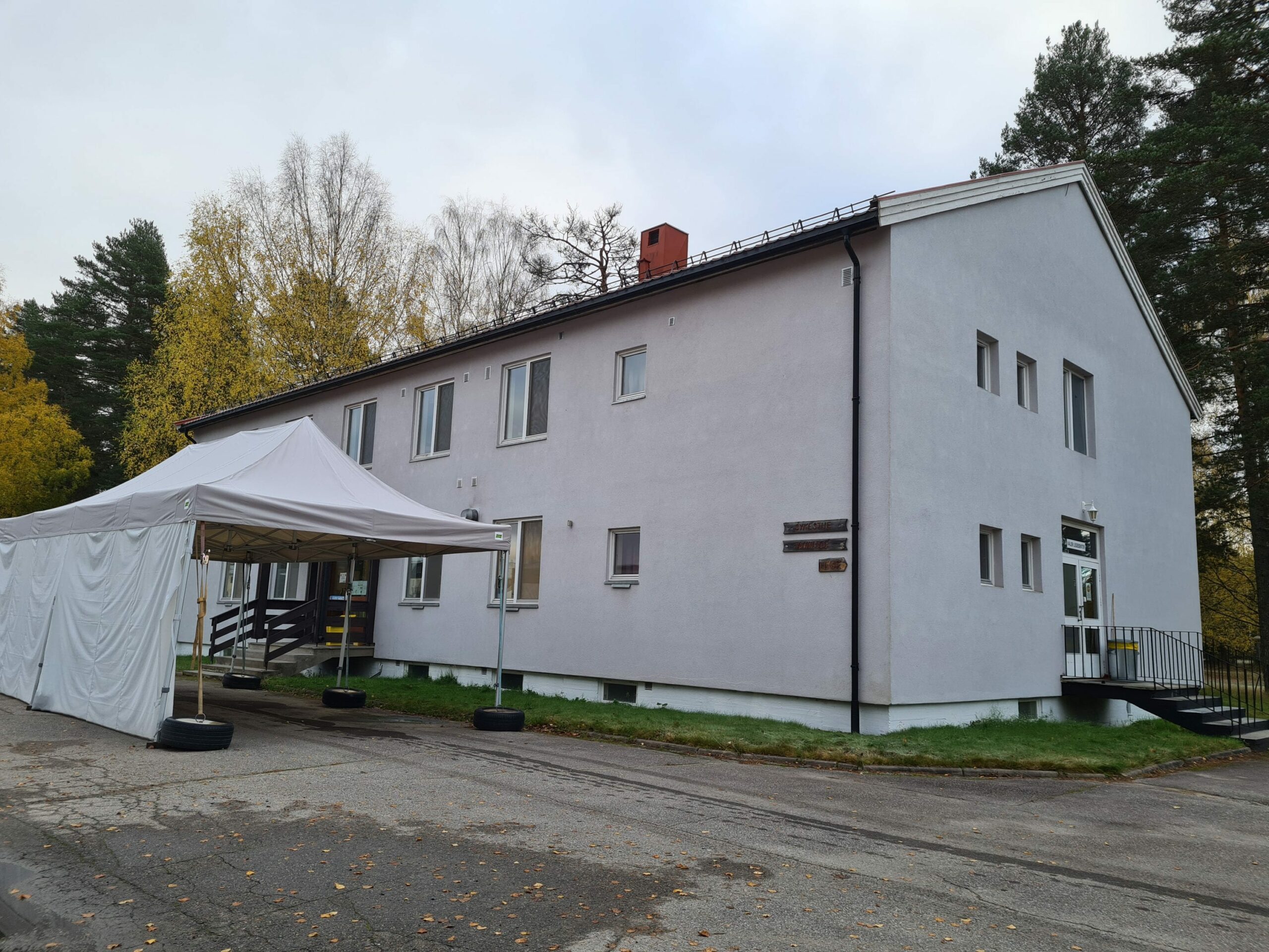 DRIVE-IN: For å ta koronatesten kjører du inn i teltet etter å ha fått tildelt tid. Her møtes du så av helsepersonell som tester med vattpinne i munn og nese.