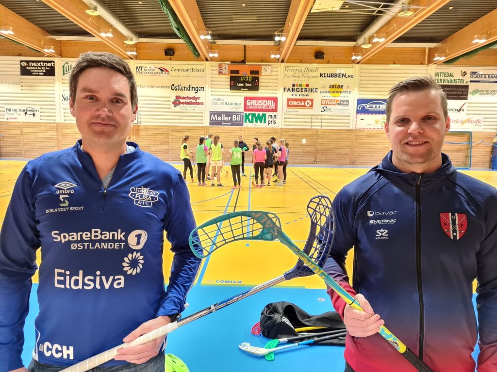 SJEKKER UT INTERESSEN: Carl Christian Heiberg i Flisa Allianseidrettslag (til venstre) og Ruben Kristiansen fra Innlandet Bandyregion vil sjekke ut om det er interesse for å starte med organisert innebandy på Flisa. Tre søndager i november blir det gratis prøvetrening.