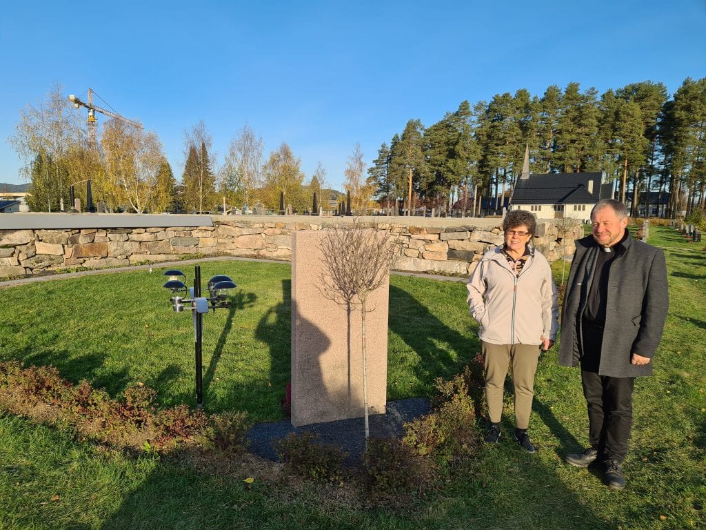 NAVNET MINNELUND: Ved den gamle kirkemuren er det etablert en navnet minnelund i Våler. Kirkeverge Marit Kilen og sokneprest Einar Vannebo forteller om etterspørsel etter et slikt gravsted i Våler. Flere urner er allerede senket.