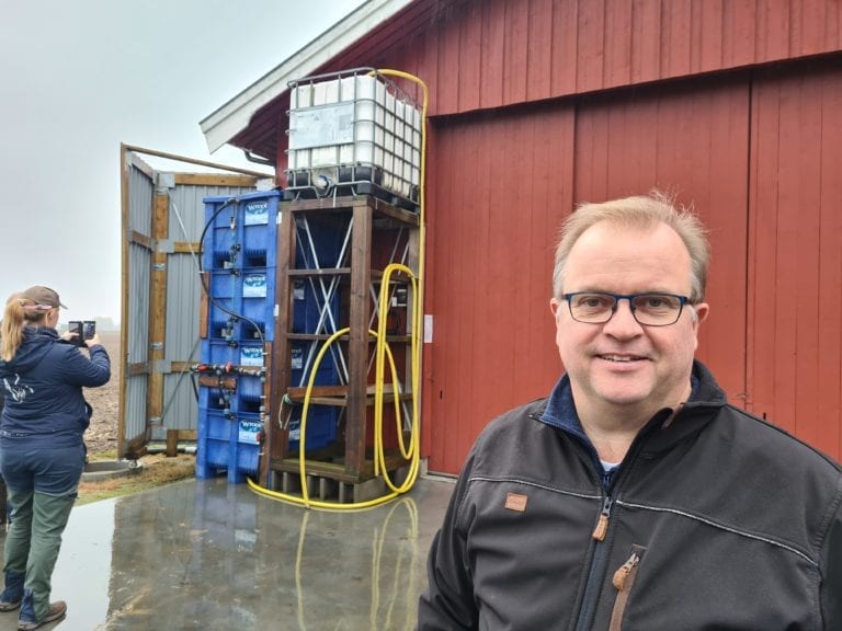 FØRST I NORGE: Bernt Snapa og Norsk institutt for bioøkonomi har samarbeidet om et bioreaktivt filter for å rense vekk rester av plantevernmidler. Nå kan de konkludere med at filteret fungerer svært bra.