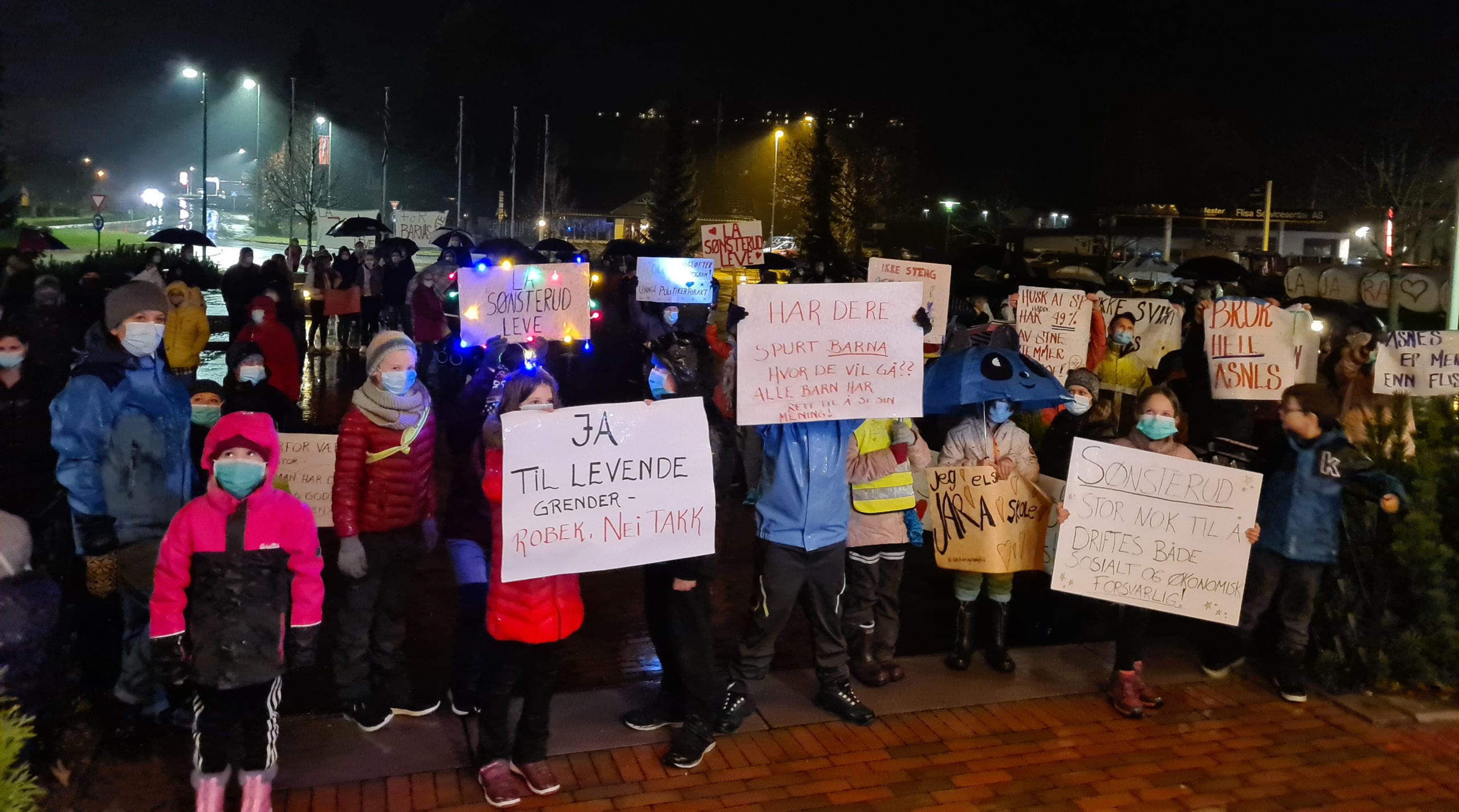 VISTE SEG FREM: Barn, foresatte og andre støttespillere fra Jara og Sønsterud skoler hadde møtt opp på Rådhusplassen mandag.