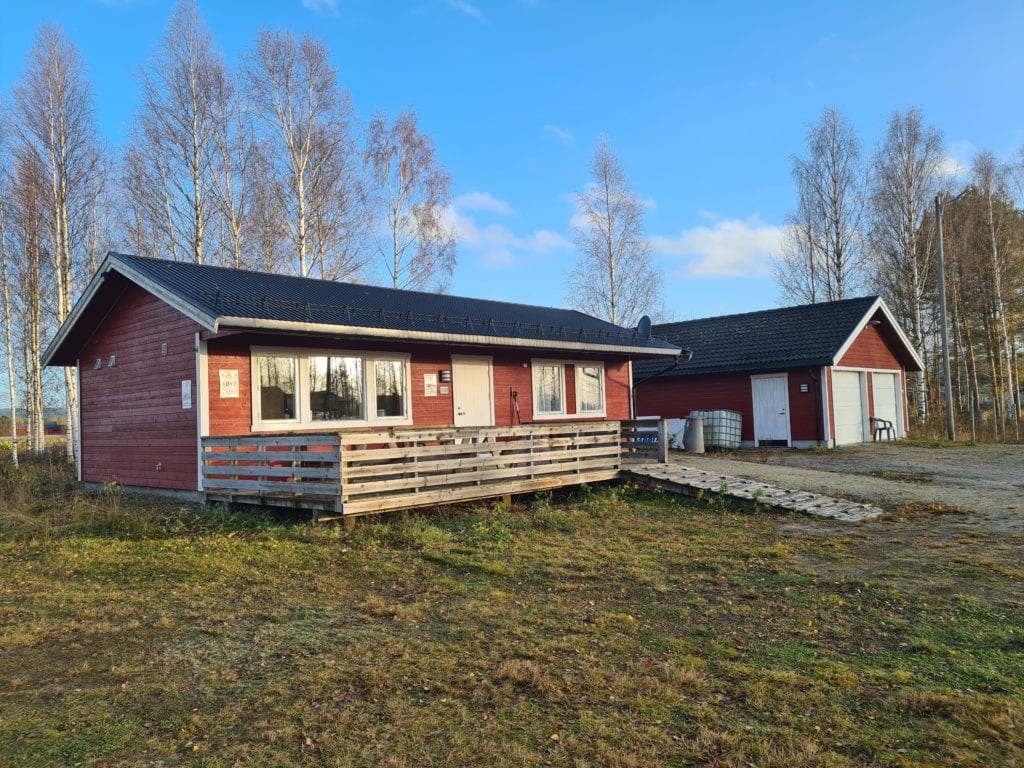 EGET KLUBBHUS: Et sted å varme seg om vinteren, med vannklosett, er noe klubben ser frem til. Klubben leier både bygg og bane.