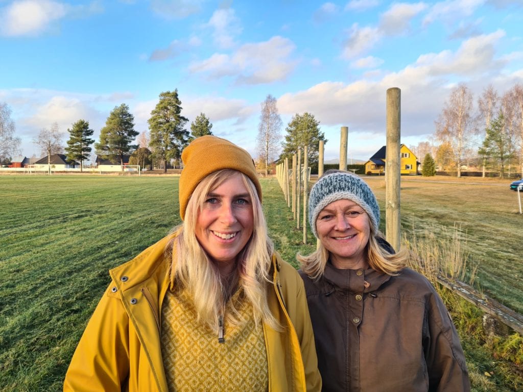 NY DUGNAD I HELGA: Også denne helga blir det dugnad med bygging av gjerder på Namnå. Frida Lilleberg (til venstre) og Nina W. Nilsen tar gjerne i mot dugnadshjelp fra flere.