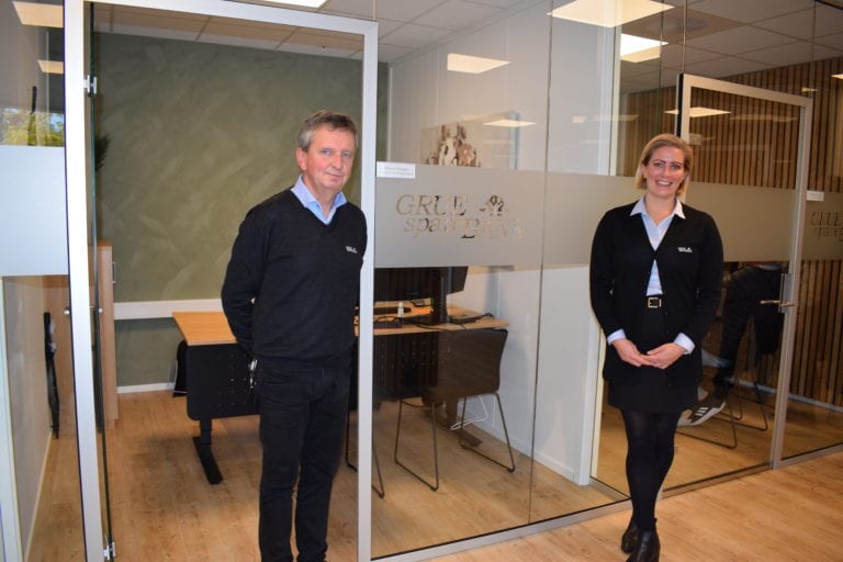 HAR ÅPNET I ELVERUM: Mandag åpnet Grue Sparebank sitt avdelingskontor i Elverum. Maren Persson og banksjef Hans Petter Gjeterud tror på Sør-Østerdalen og satsingen her. Foto: Leif Tore Surén.