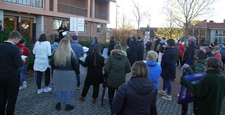 MØTTE FOLKET: Også denne gangen møtte ordfører Kari Heggelund demonstrantene. Det gjorde hun også sist foresatte fra Jara demonstrerte på Rådhusplassen.