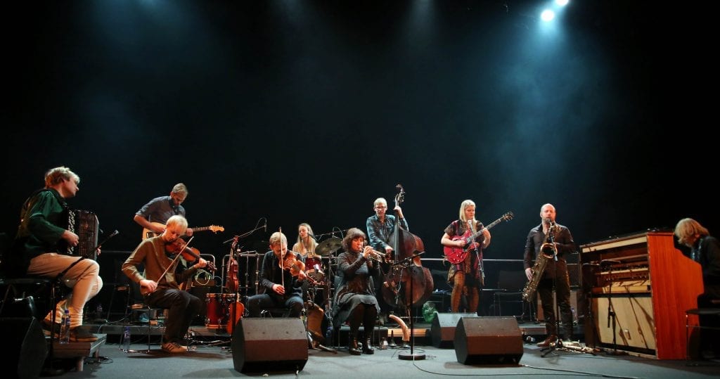 KOMMER HJEM: Frode Haltli og «Avant folk» kommer hjem til Våler kirke søndag. Haltli håper mange kjøper billetter og tar del i det som har vært hans verden de siste tre årene. Foto: Knut Utler.