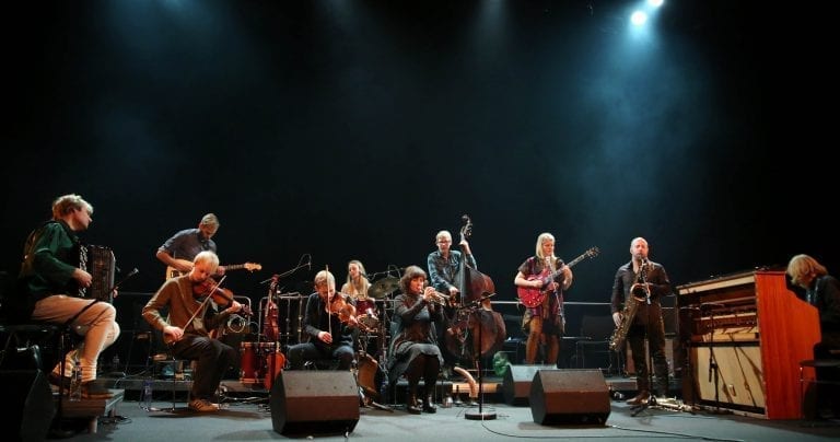 KOMMER HJEM: Frode Haltli og «Avant folk» kommer hjem til Våler kirke søndag. Haltli håper mange kjøper billetter og tar del i det som har vært hans verden de siste tre årene. Foto: Knut Utler.