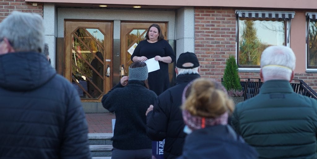 NÅDDE IKKE FREM: Demonstrasjonene på Rådhusplassene mandag morgen nådde ikke frem. Formannskapet innstilte på ny storskole på Flisa, og at Jara og Sønsterud skoler skal legges ned.