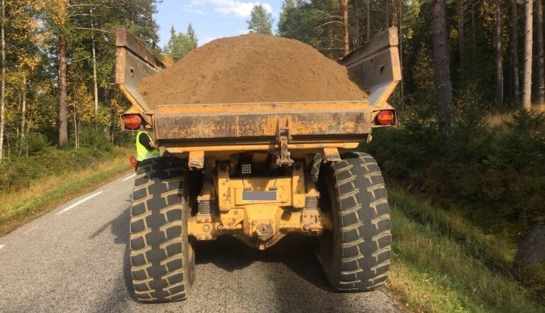 BLE STOPPET: Denne dumperen ble stoppet med overlast i kontrollen til Statens Vegvesen forrige uke.