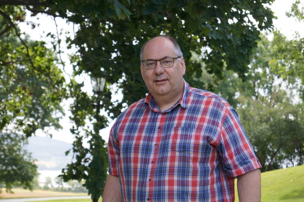 BIDRAR TIL FART PÅ NETT: Områdene Strætåsen, Tøråsen og Ranum skal få tilgang til høyhastighetsbredbånd i Våler. Totalt 685 nye husstander skal få høyhastighetsbredbånd i Grue og Våler nå. Per-Gunnar Sveen (Ap) er leder i Utvalg for næring i Innlandet fylkeskommune
