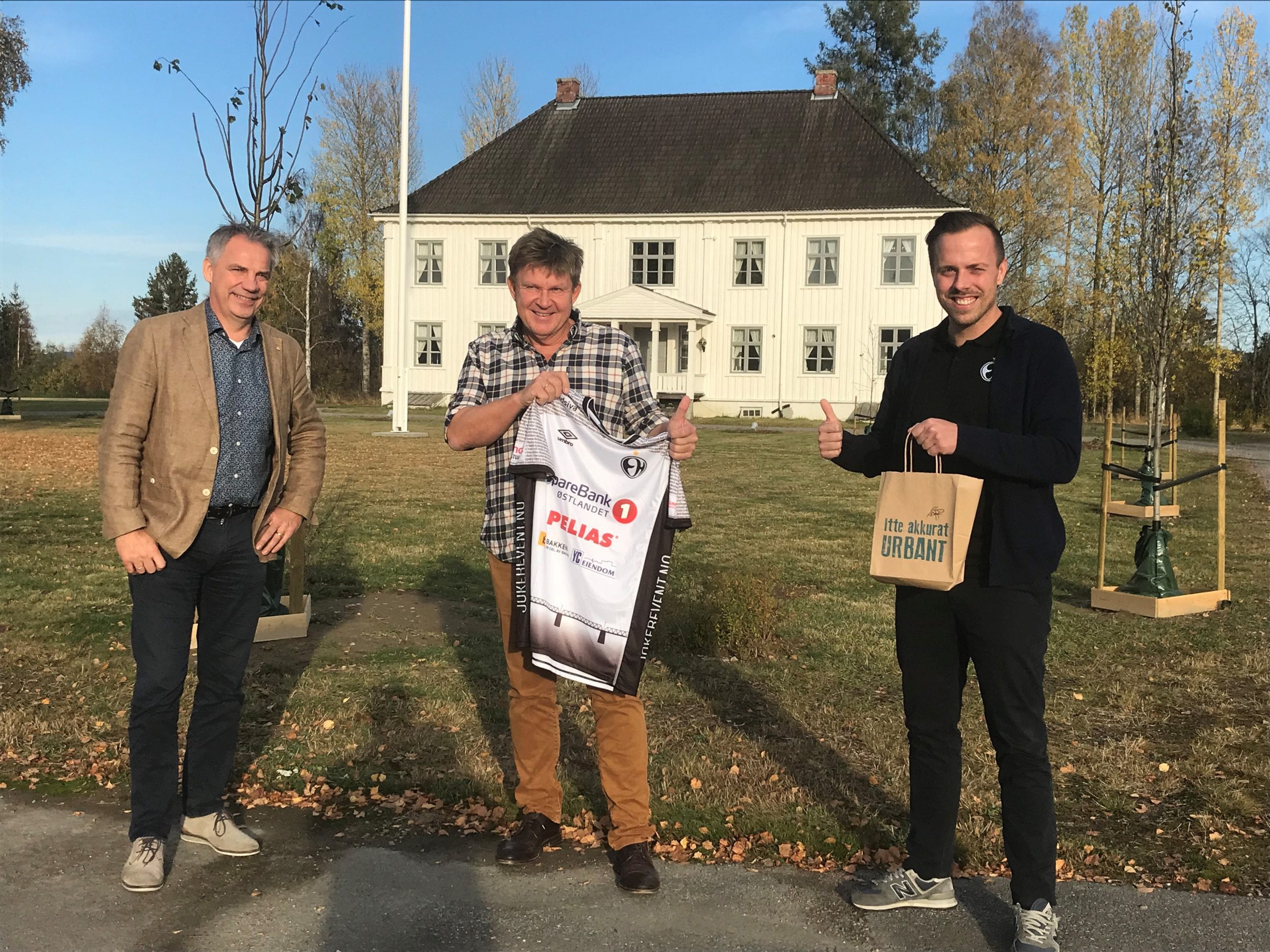 VISTE FREM KVISLE: Per-Otto Sletten i Flisa Trykkeri (til venstre) var glad for at Elverum Håndball arrangerte nettverkstreff på Kvisle utviklingspark. Videre ser vi Kåre Geir Lio som er president i Norges Håndballforbund og Kalle Björkman. Foto: Øistein Wien.