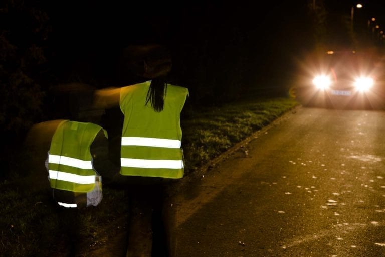 MARKERER DAGEN: Torsdag er den nasjonale refleksdagen, og NAF Solør, Vinger og Odal står på stand for å dele ut reflekser. Alt for mange slurver med å bruk refleks, og det kan i verste fall koste livet. Foto: Colourbox.