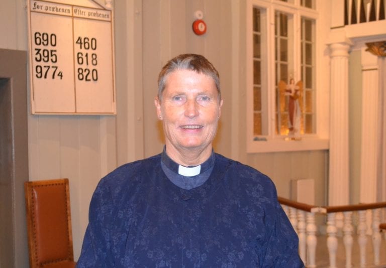 TILBAKE I HEDMARK: Trine Færevåg ble søndag innsatt som prost i Solør, Vinger og Odal prosti. Det skjedde i Vinger kirke. Det er 12 år siden hun sluttet som prest i Solør. Foto: Pål-Erik Berntsen.
